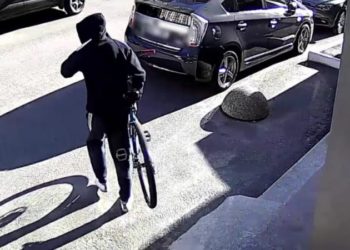 Un tânăr, surprins de camerele de supraveghere în timp ce fură o bicicletă scumpă. Costă cât un salariu | VIDEO