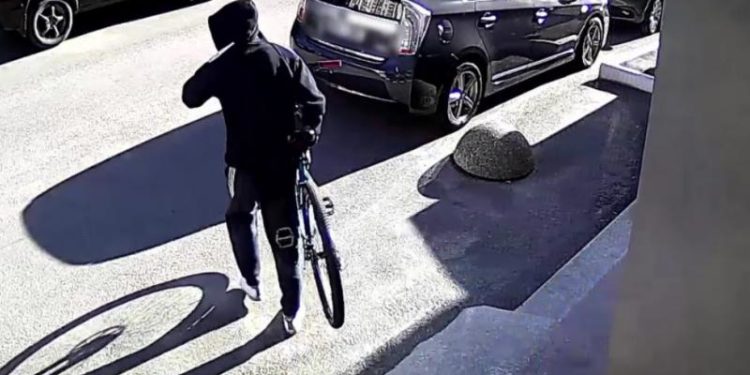 Un tânăr, surprins de camerele de supraveghere în timp ce fură o bicicletă scumpă. Costă cât un salariu | VIDEO