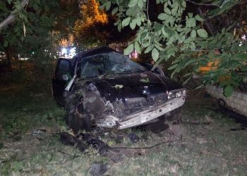 Un BMW, făcut zob după ce a intrat într-un gard. Șoferul, transportat la spital | FOTO