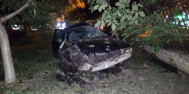 Un BMW, făcut zob după ce a intrat într-un gard. Șoferul, transportat la spital | FOTO