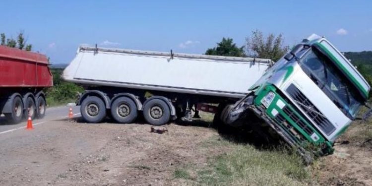 Un camion a ajuns în șanț, la Anenii Noi: În salon se afla o femeie și un minor de 12 ani