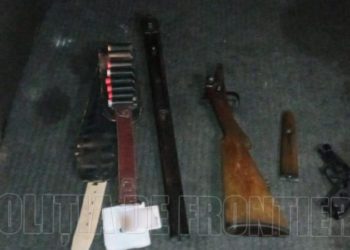 Fără permis de conducere și cu o armă pe bancheta din spate: Polițiștii, pe urmele tânărului