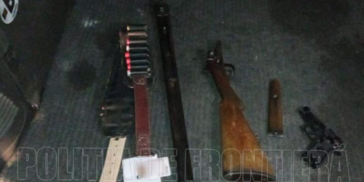 Fără permis de conducere și cu o armă pe bancheta din spate: Polițiștii, pe urmele tânărului