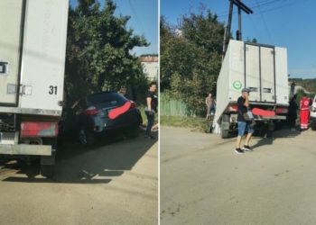 Un camion și o Toyota „au staționat” într-un canal, după ce primul nu a cedat trecere: Două persoane, transportate la spital