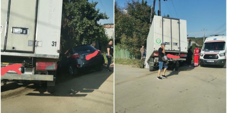 Un camion și o Toyota „au staționat” într-un canal, după ce primul nu a cedat trecere: Două persoane, transportate la spital