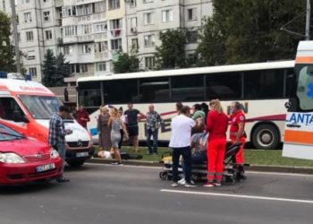 Doi pietoni, loviți în plin de o mașină, chiar pe zebră, la Botanica. Două ambulanțe, la fața locului | VIDEO