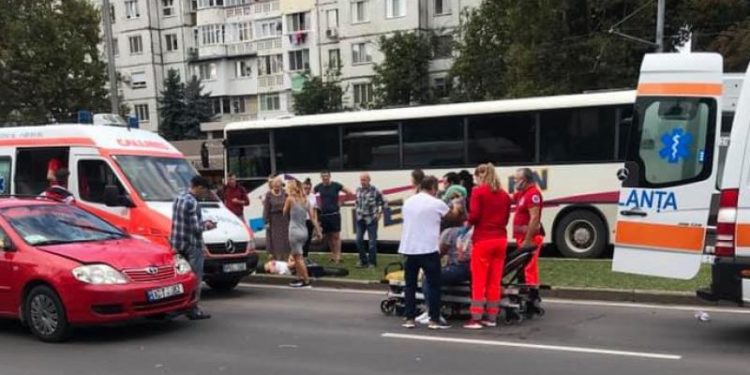 Doi pietoni, loviți în plin de o mașină, chiar pe zebră, la Botanica. Două ambulanțe, la fața locului | VIDEO