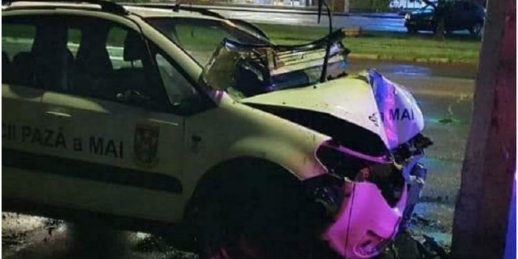 Doi angajați MAI au intrat cu mașina într-un pilon de electricitate: Cum s-a întâmplat totul | FOTO