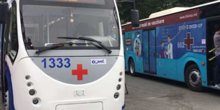 Imunizarea anti-Covid continuă în sectoarele Centru și Ciocana din capitală. Vezi unde staționează astăzi cele două puncte mobile de vaccinare