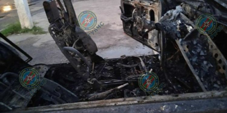 A ars ca o torță, în doar cateva minute: Un automobil, mistuit de flăcări la Rîbnița | VIDEO