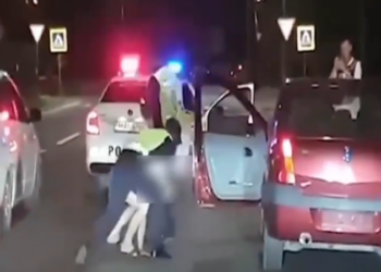 Momentul în care un șofer beat este luat pe sus, de la volanul mașinii: Amenzi de peste 100 de mii de lei, împărțite de polițiști | VIDEO