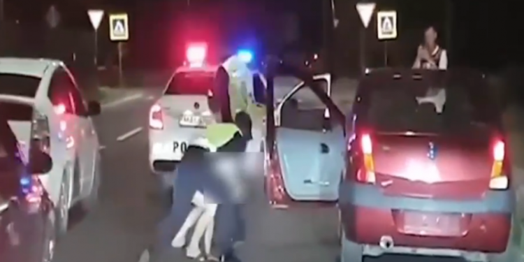 Momentul în care un șofer beat este luat pe sus, de la volanul mașinii: Amenzi de peste 100 de mii de lei, împărțite de polițiști | VIDEO