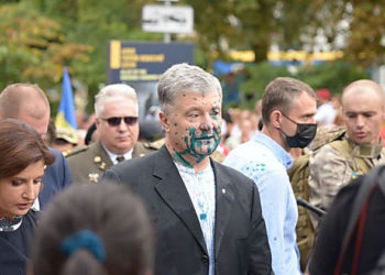 Во время торжества в честь независимости Украины, неизвестный мужчина совершил самоподжог, а бывшего президента страны облили зеленкой | VIDEO