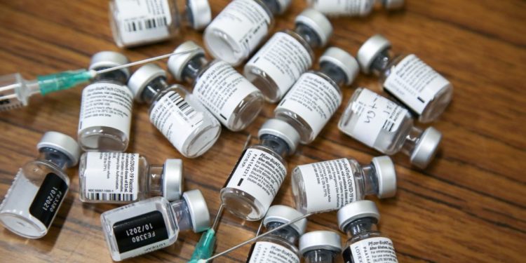 Fenomenul numit „vaccinarea la chiuvetă” ia amploare în România. Ce înseamnă și ce spun medicii despre acesta