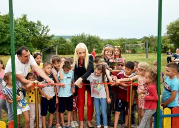 «Mulțumim celor care au făcut»: În localitatea Dîșcova din raionul Orhei a fost inaugurat un teren de joacă | VIDEO