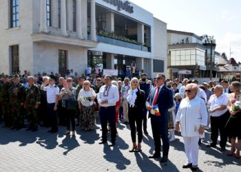 Start evenimentelor dedicate Independenței, la Orhei. Autoritățile locale și raionale au depus flori și au lansat în aer porumbei | VIDEO