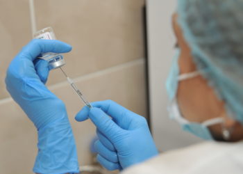 Марафон вакцинации от коронавируса для учителей продлили на день