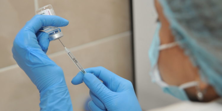 Марафон вакцинации от коронавируса для учителей продлили на день