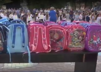 „Uitați-vă ce emoții au când primesc daruri”. Picii din raionul Orhei care merg în clasa întâi au primit câte un ghiozdan din partea conducerii raionului | VIDEO