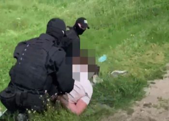 Peste 100.000 de dolari falși, scoși din circulație. Patru indivizi, trimiși pe banca acuzaților | VIDEO