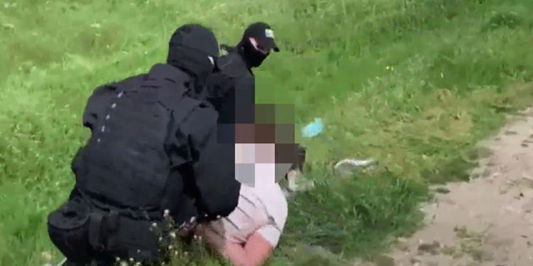 Peste 100.000 de dolari falși, scoși din circulație. Patru indivizi, trimiși pe banca acuzaților | VIDEO