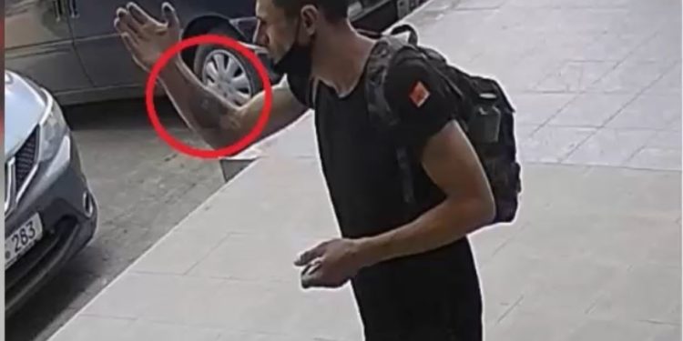 Atenție la persoana din imagini. Ar fi furat geanta unui tinere | VIDEO