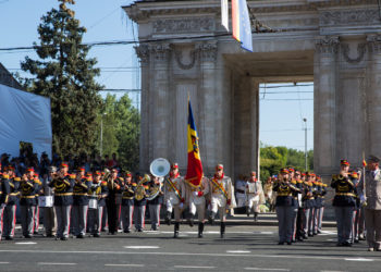 Ziua Independenței Republicii Moldova: Oaspeți de onoare întârziați și reguli anti-Covid, încălcate. Vizitatorii, lăsați să vadă evenimentul de după gard   | VIDEO