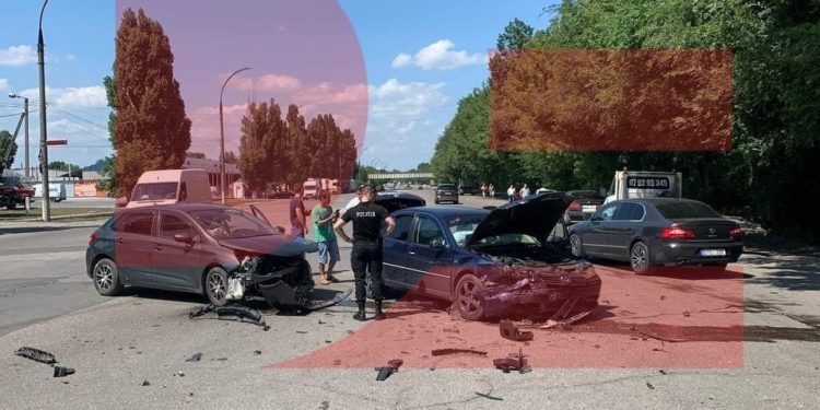 S-a pornit să-și ducă soția la maternitate, dar a nimerit într-un accident pe Calea Basarabiei. Femeia a ajuns la spital cu poliția