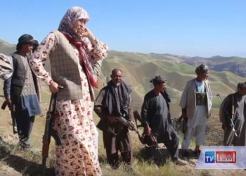 Afganistan: Femeia guvernator care se lupta cu arma în mână cu talibanii a fost capturată