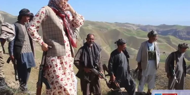 Afganistan: Femeia guvernator care se lupta cu arma în mână cu talibanii a fost capturată