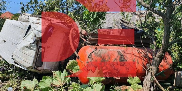 O autocisternă de la Apă-Canal Strășeni s-a răsturnat într-o curte. Sunt victime | FOTO