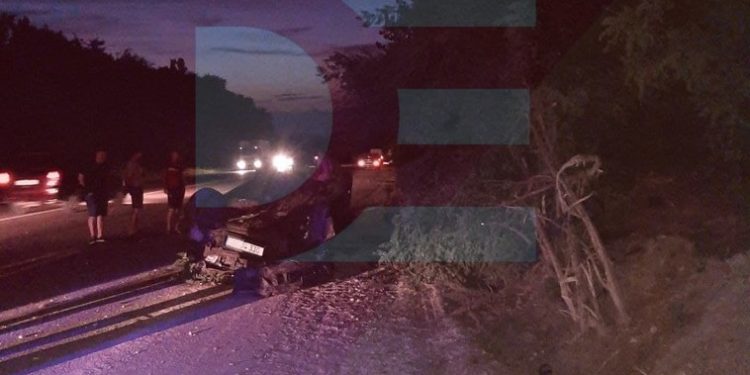 O mașină s-a izbit într-un copac și s-a răsturnat, la Strășeni. Sunt victime | FOTO