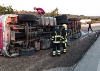 O cisternă cu alcool, răsturnată în urma unui accident pe traseul Leușeni-Chișinău | FOTO