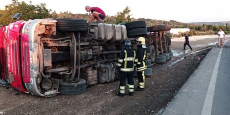O cisternă cu alcool, răsturnată în urma unui accident pe traseul Leușeni-Chișinău | FOTO