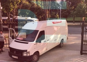 Alertă la Președinția R.Moldova. Un microbuz a dat buzna în curtea instituției | FOTO