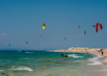 O barcă cu 18 persoane la bord s-a răsturnat lângă insula greacă Milos din Marea Egee | VIDEO