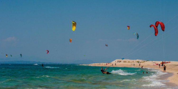 O barcă cu 18 persoane la bord s-a răsturnat lângă insula greacă Milos din Marea Egee | VIDEO