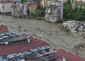 Turcia lovită de un ciclon: zeci de persoane au fost rănite, sute au fost evacuate, inclusiv pacienții unui spital. Sunt și victime | VIDEO