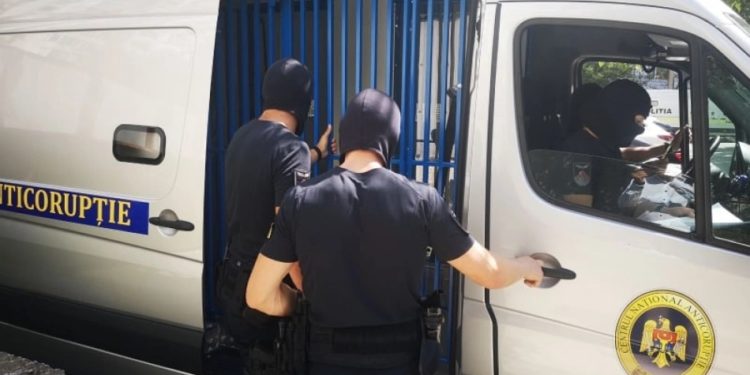 Fostul șef-adjunct al IP Strășeni, reținut de CNA. Ar fi pretins peste 3.000 de euro mită