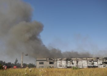 Incendiu uriaş la o hală de lângă Bucureşti. Pompierii spun că există riscul ca focul să se extindă | VIDEO