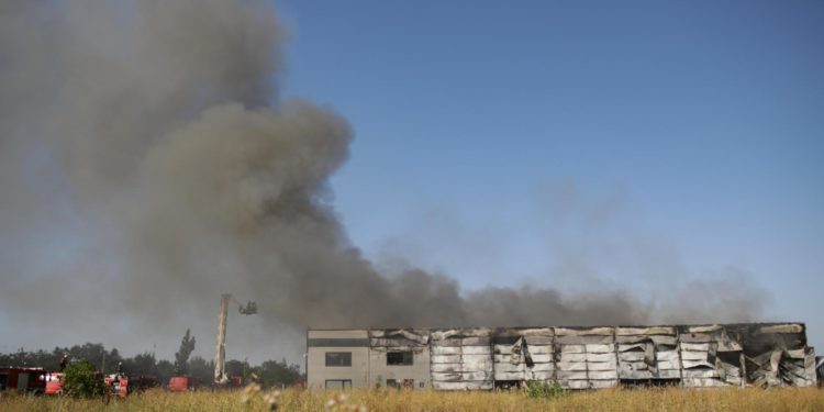 Incendiu uriaş la o hală de lângă Bucureşti. Pompierii spun că există riscul ca focul să se extindă | VIDEO