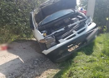 Un Crysler s-a răsturnat, după ce s-a izbit violent de un pilon. Șoferul a murit pe loc