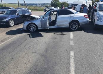 Un automobil s-a ciocnit frontal cu un microbuz marfar, la Ialoveni