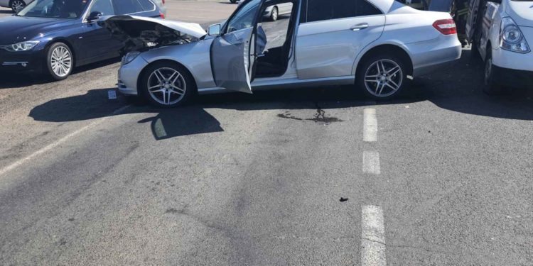 Un automobil s-a ciocnit frontal cu un microbuz marfar, la Ialoveni