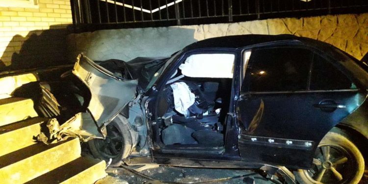 Un tânăr a murit, după ce a ajuns cu Mercedes-ul în curtea unei mănăstiri, la Ocnița | FOTO