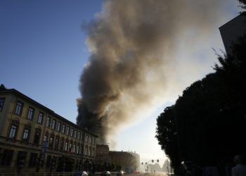 Un bloc de 20 de etaje din Milano a luat foc. Pompierii au spart ușile apartamentelor pentru a-i evacua pe oameni | VIDEO