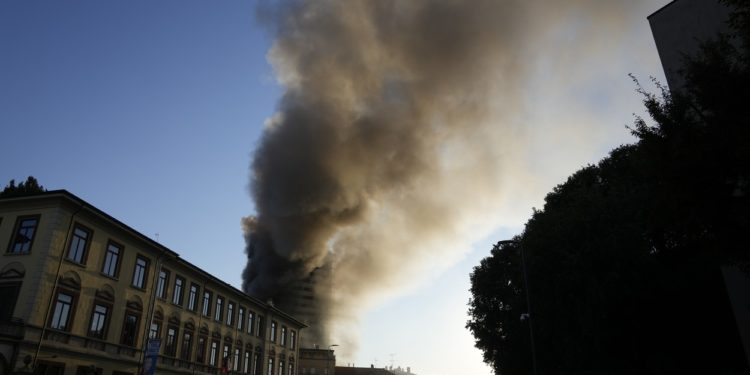 Un bloc de 20 de etaje din Milano a luat foc. Pompierii au spart ușile apartamentelor pentru a-i evacua pe oameni | VIDEO