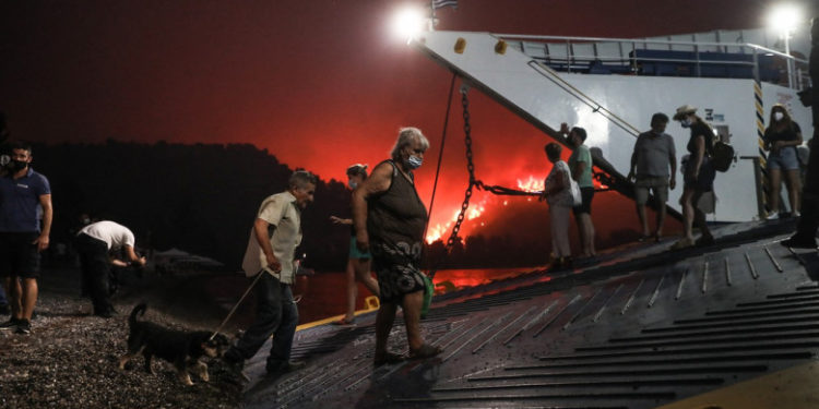 Grecia se luptă simultan cu 154 de incendii, armata a trimis tancuri specializate cu rezervoare de apă. Focul a făcut primele victime | VIDEO