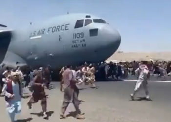 Imagini cu impact emoțional de pe aeroportul din Kabul: Oameni morți, căzuți de pe avion, în încercarea de a părăsi țara | VIDEO