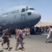 Imagini cu impact emoțional de pe aeroportul din Kabul: Oameni morți, căzuți de pe avion, în încercarea de a părăsi țara | VIDEO